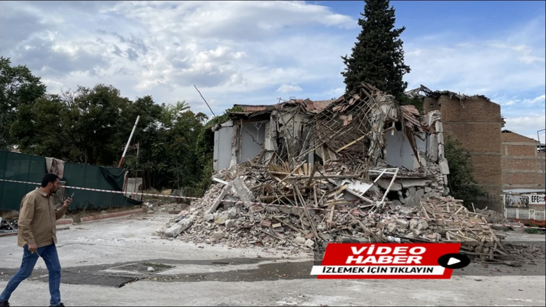 Malatya'da depremlerde ağır hasar alan 2 katlı bina kendiliğinden çöktü