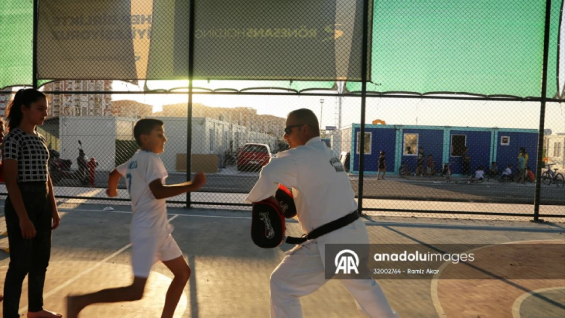 Malatya'da depremzede çocuklara karate eğitimi veriliyor