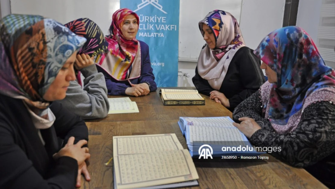 Malatya'da depremzede kadınlara Kur'an eğitimi veriliyor