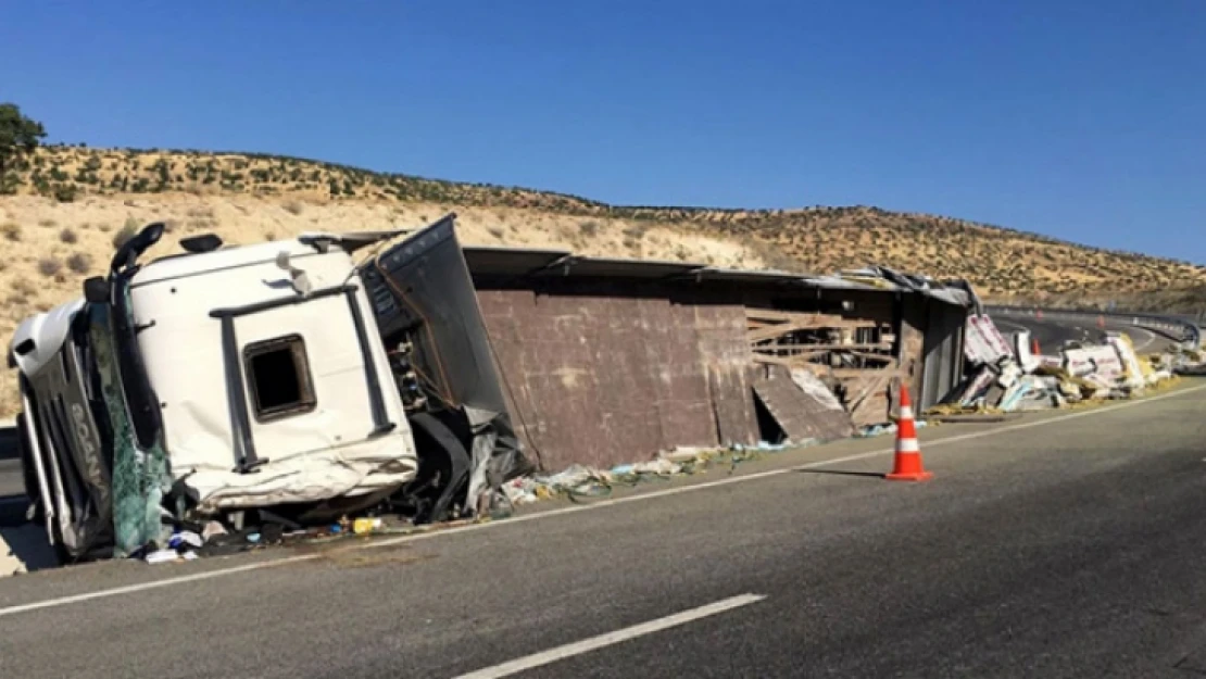 Malatya'da devrilen tırın sürücüsü öldü