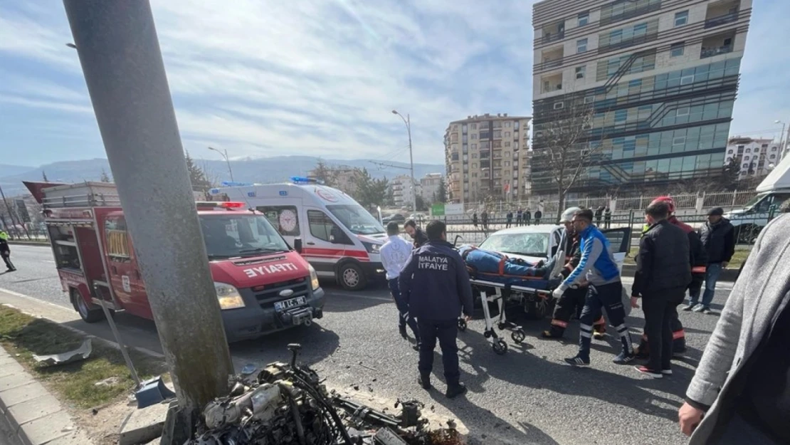 Malatya'da direğe çarpan otomobil sürücüsü ağır yaralandı