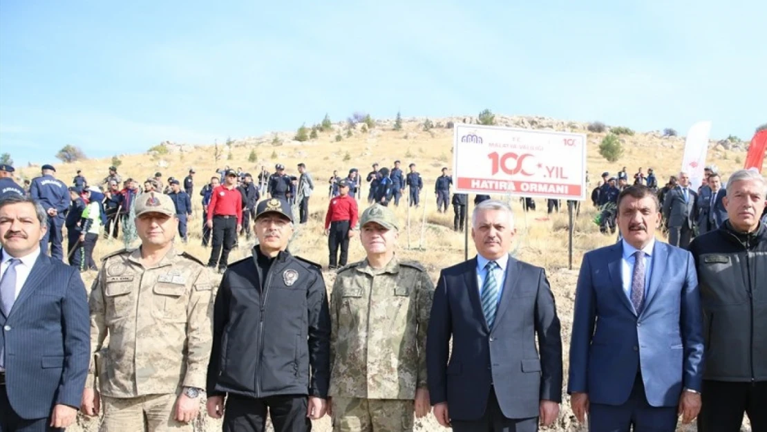 Malatya'da emniyet ve jandarma personeli bin fidanı toprakla buluşturdu