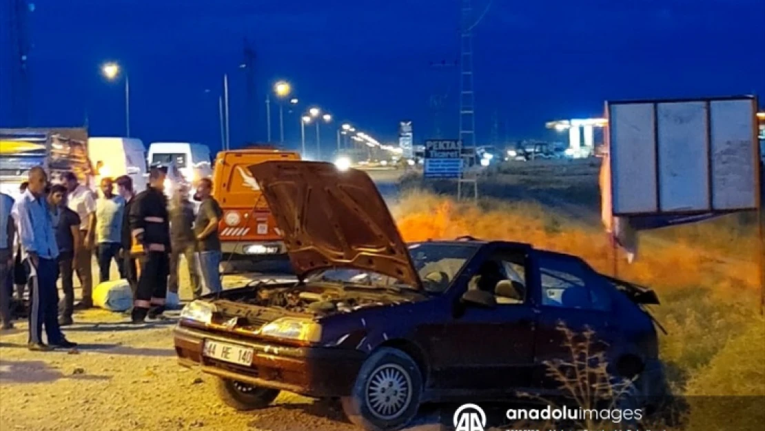 Malatya'da iki otomobilin çarpıştığı kazada 3 kişi yaralandı