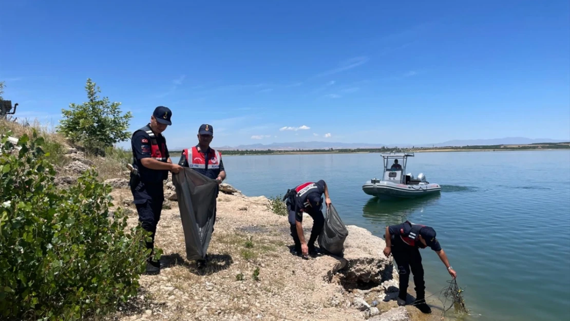 Malatya'da jandarma dalış ekipleri su altında ve kıyı kesimlerde atık maddeleri topladı