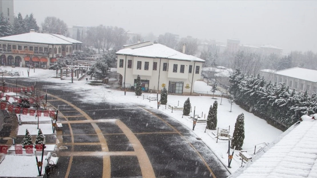 Malatya'da kar yağışı etkili oluyor