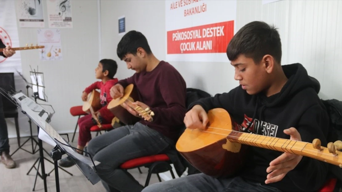 Malatya'da konteyner kentte çocuklar bağlama çalmayı öğreniyor