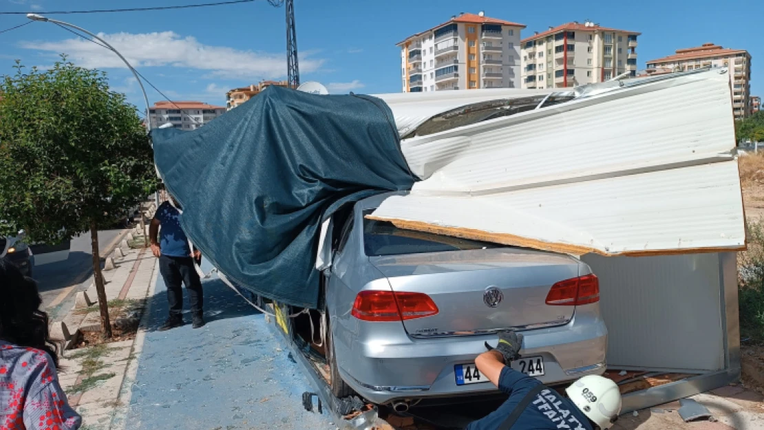 Malatya'da konteynere giren otomobilin sürücüsü yaralandı