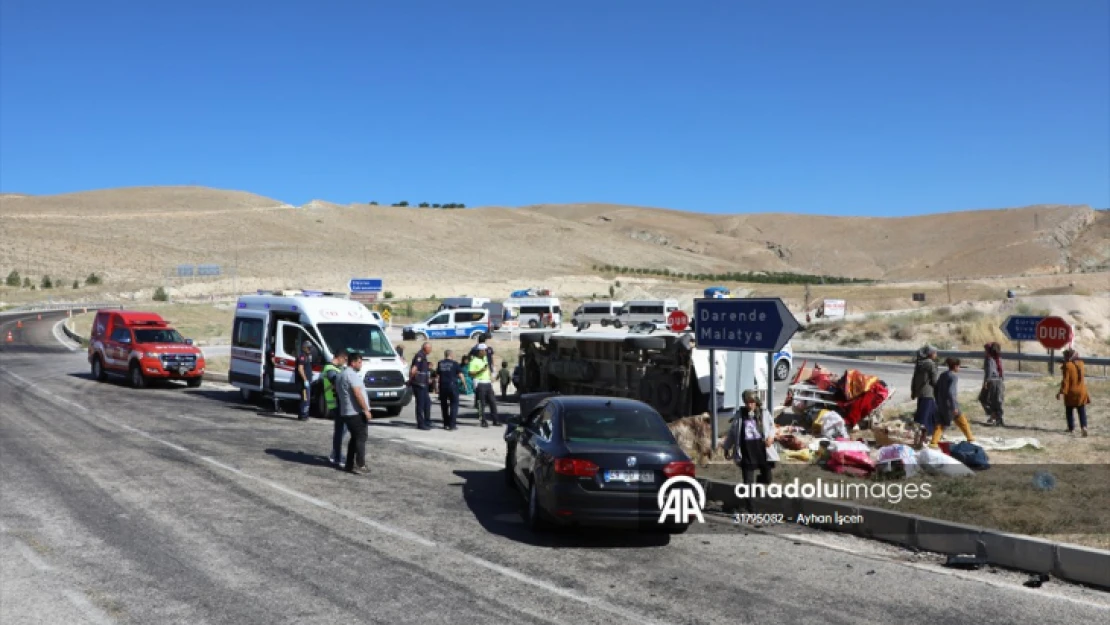 Malatya'da minibüs ile otomobil çarpıştı, 9 kişi yaralandı