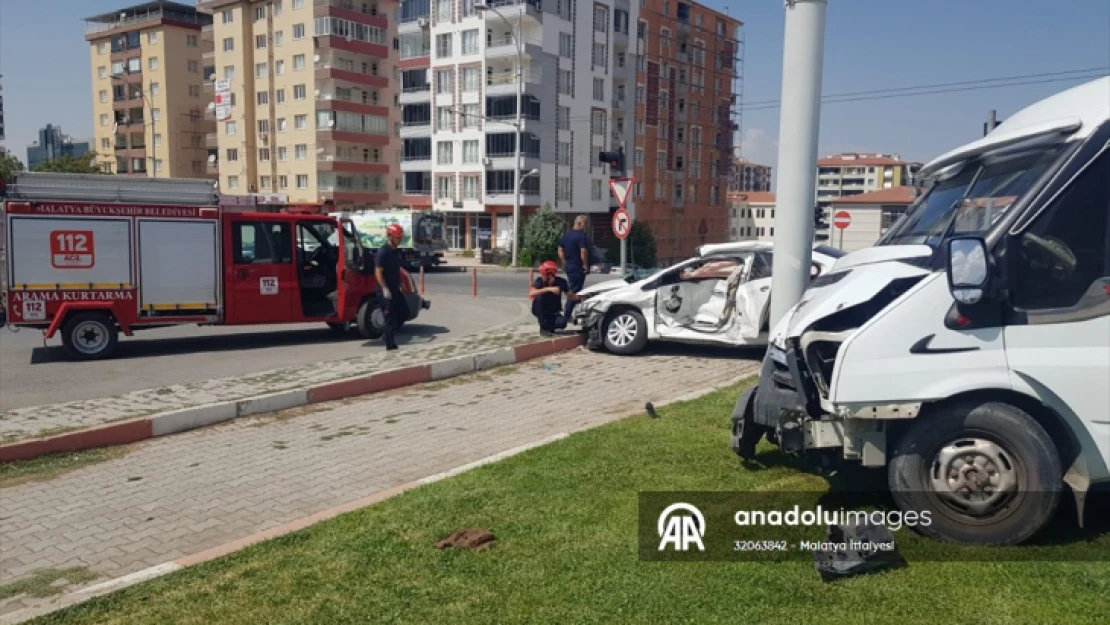 Malatya'da minibüs ile otomobilin çarpıştığı kazada 2 kişi yaralandı