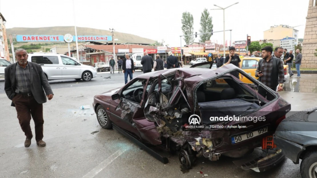 Malatya'da minibüs kırmızı ışıkta bekleyen araçlara çarptı, 7 kişi yaralandı