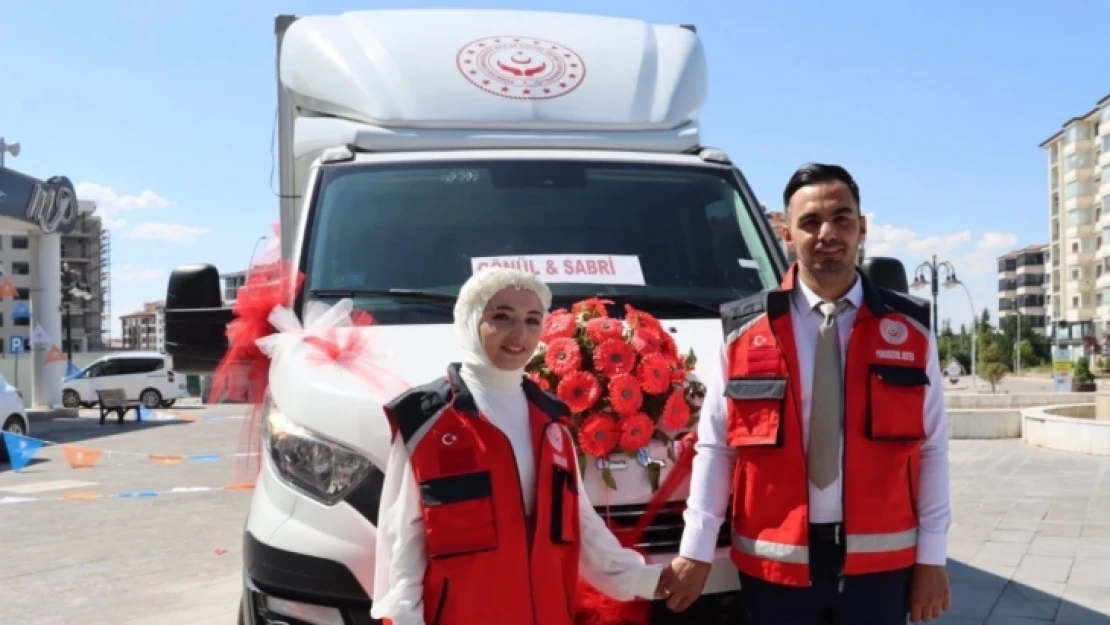 Malatya'da mobil sosyal hizmet aracı depremzedenin gelin arabası oldu