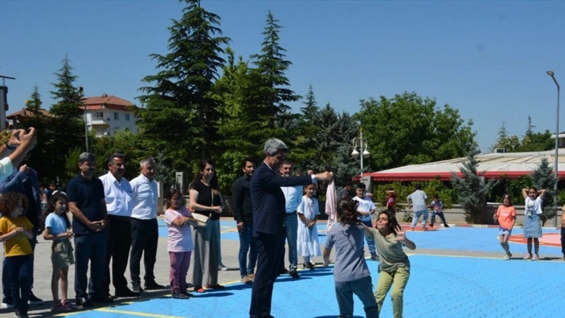 Malatya'da okul bahçeleri geleneksel çocuk oyun alanlarıyla donatıldı
