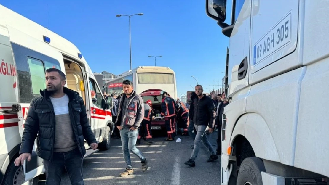 Malatya'da otomobil ile servis aracı çarpıştı, 2 kişi yaralandı