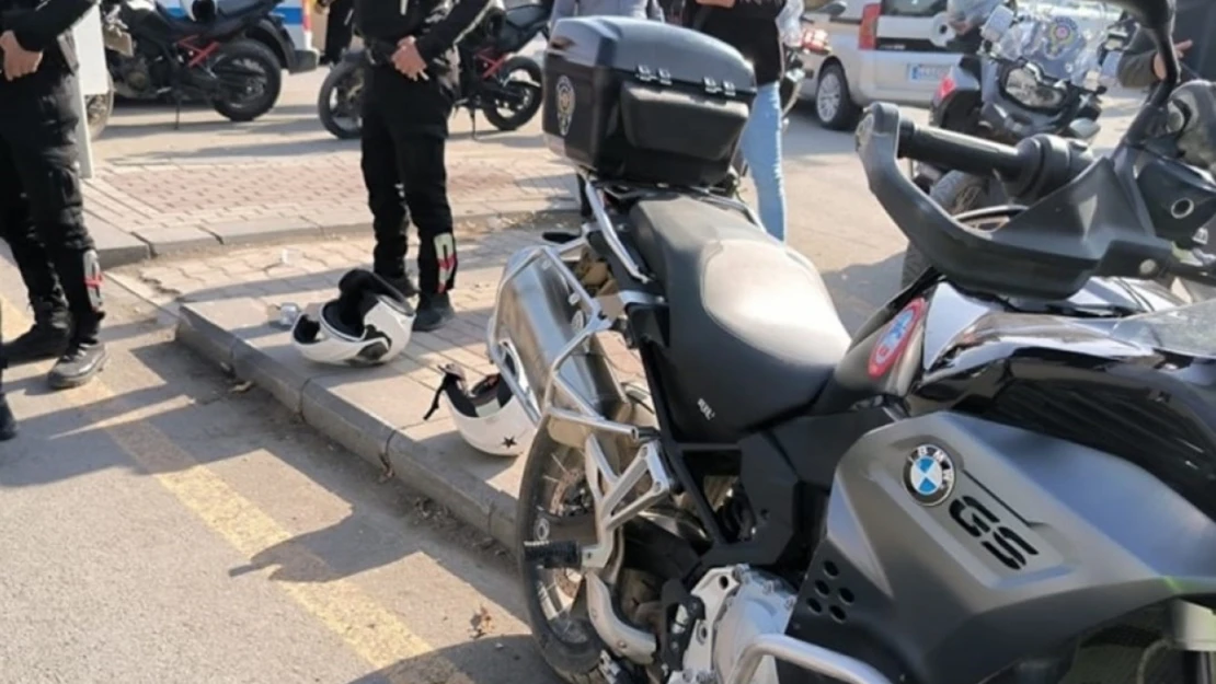 Malatya'da otomobilin çarptığı motosikletteki 2 polis yaralandı