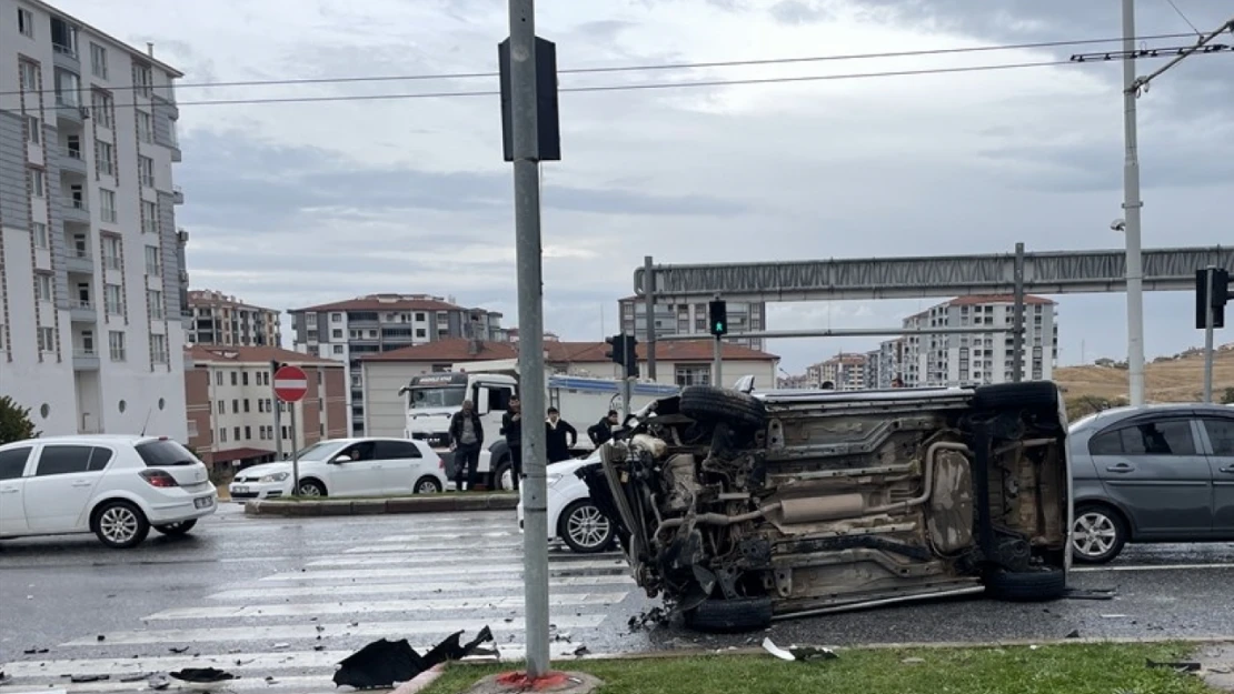 Malatya'da otomobille çarpışan hafif ticari araç devrildi