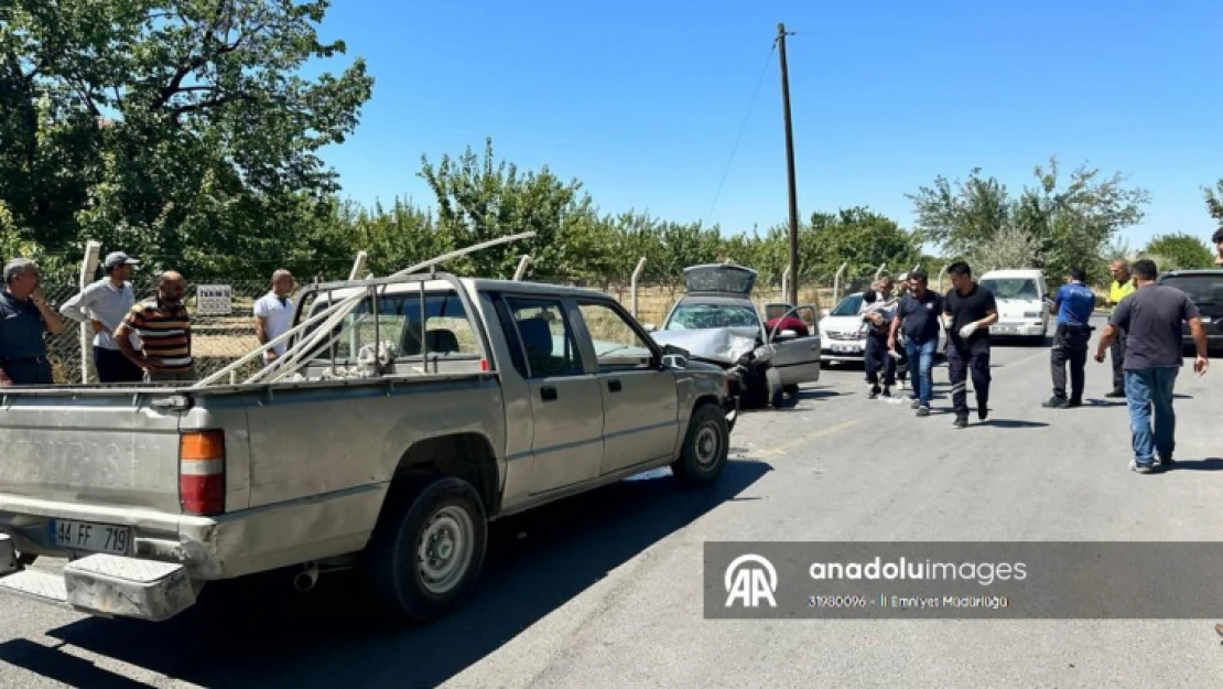 Malatya'da pikap ile otomobilin çarpıştığı kazada 6 kişi yaralandı