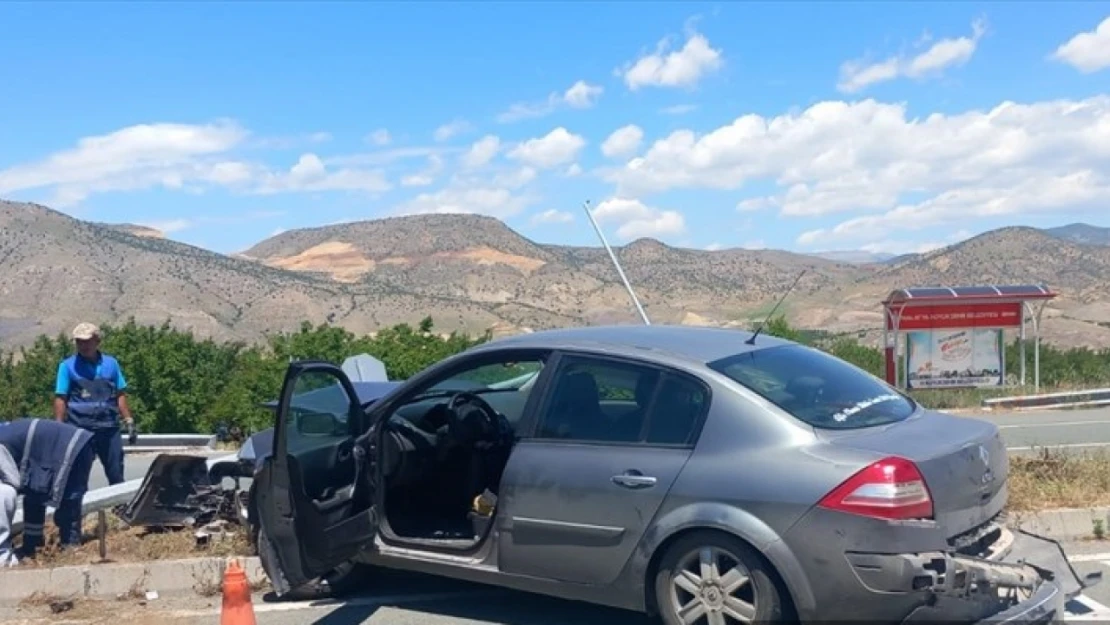 Malatya'da refüje çarpan otomobildeki 5 kişi yaralandı