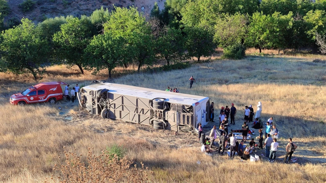 Malatya'da yolcu otobüs şarampole devrildi: 2'si ağır 22 yaralı