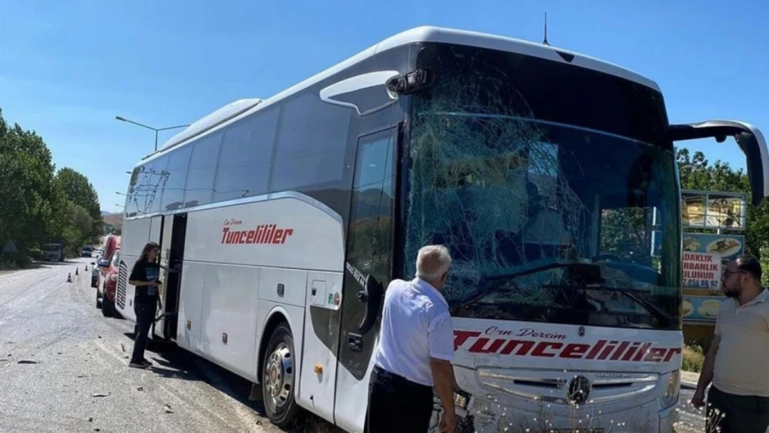 Malatya'da yolcu otobüsünün çarptığı minibüsün sürücüsü yaralandı
