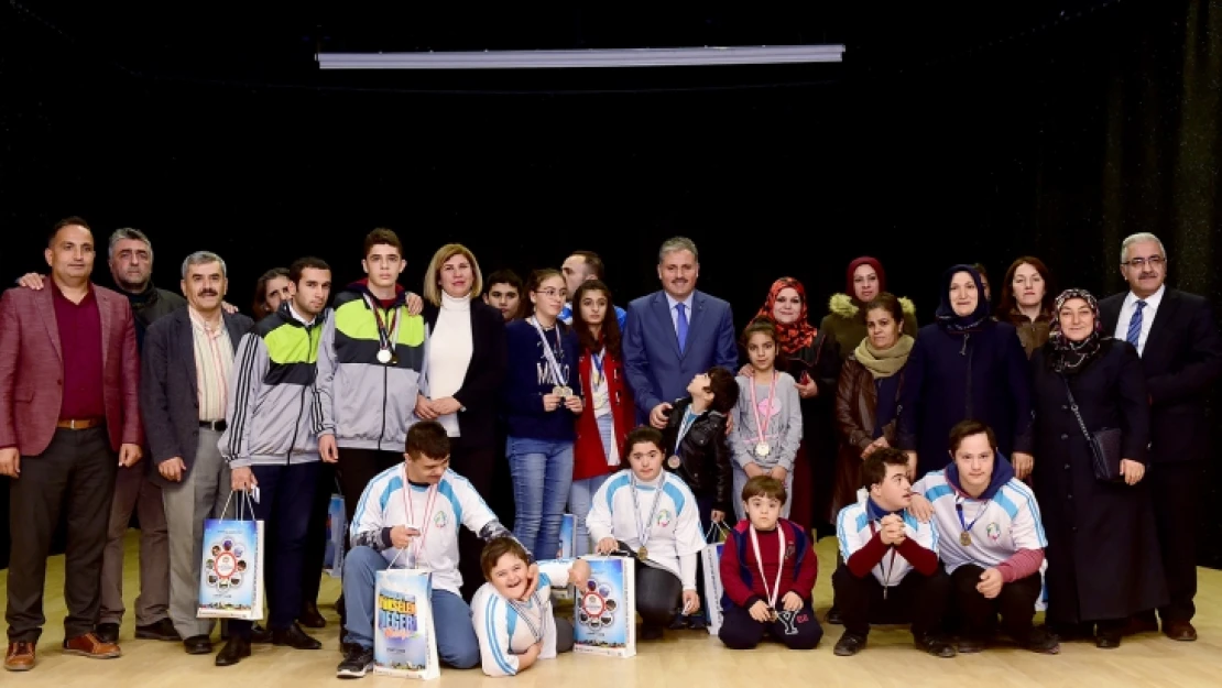 Başkan Çakır Başarılı Sporcuları Ödüllendirdi