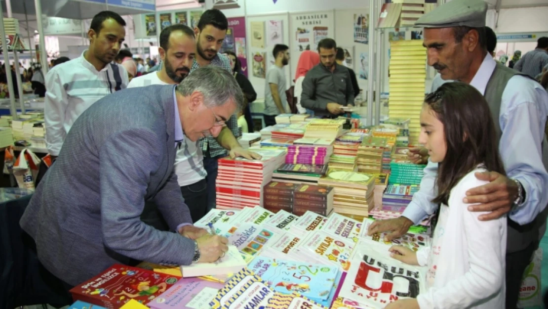 Kitap Fuarı'na Yoğun İlgi