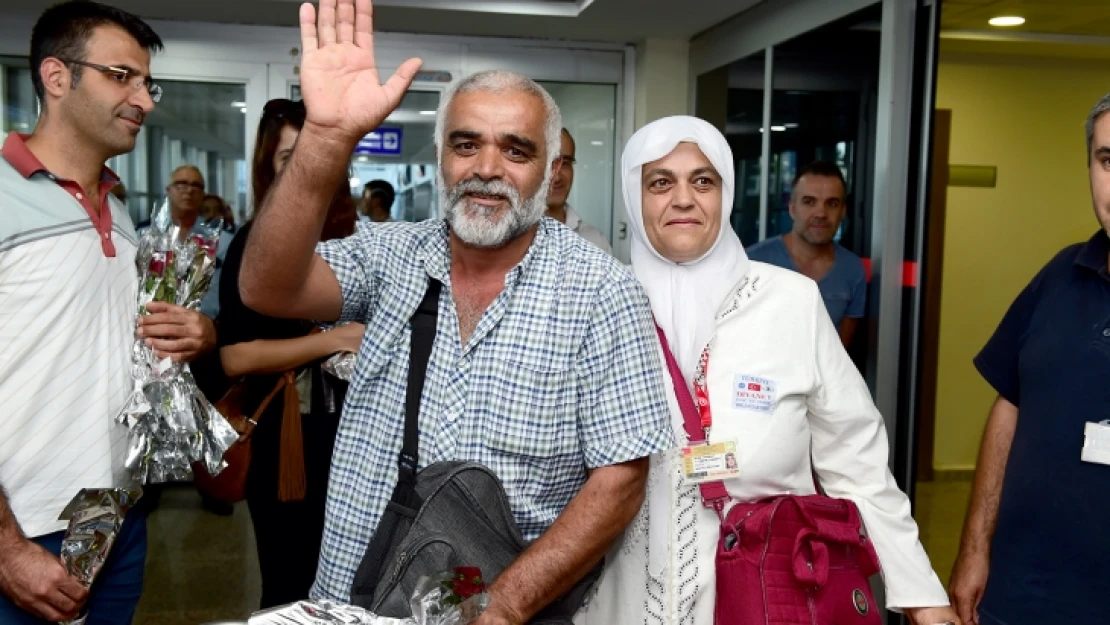 Hacılar Çiçeklerle Karşılandı