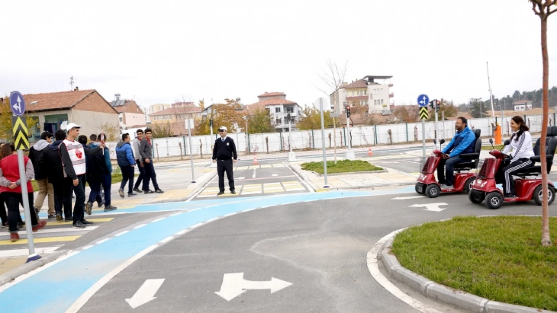 Okul Geçidi Görevlilerine Trafik Eğitimi