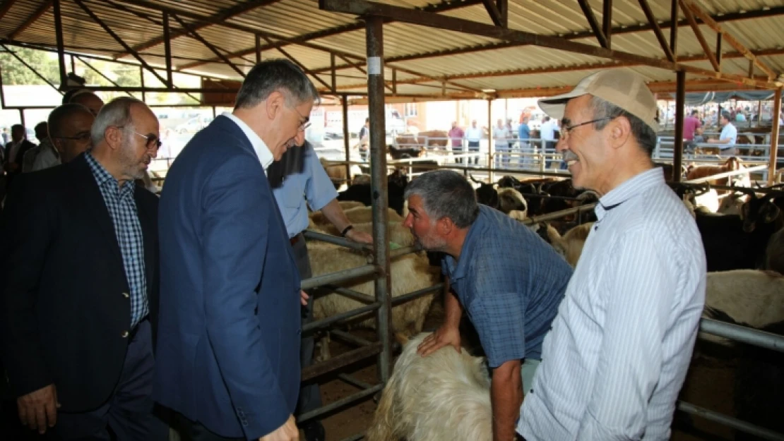 Başkan Yanılmaz, Hayvan Borsasını Ziyaret Etti