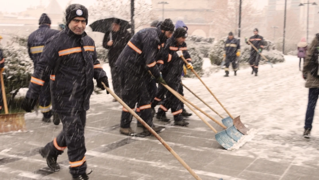 Ekipler Kar Küreme Ve Tuzlama Çalışmalarına Başladı...