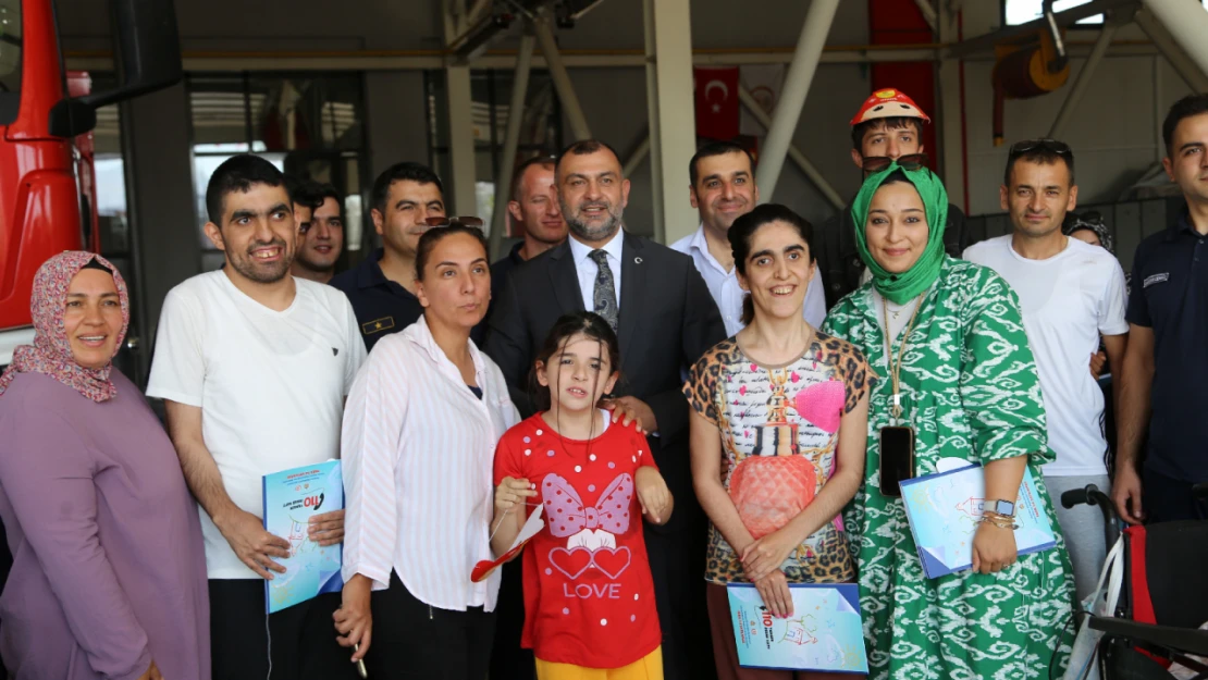 Malatya Kent Konseyi Engelliler Çalışma Grubu Üyeleri İtfaiye Teşkilatını Ziyaret Ettiler