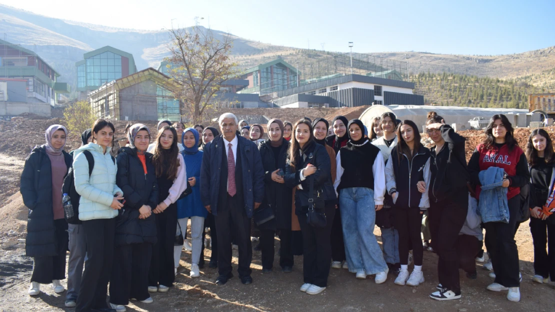 Malatya Kent Konseyi Kadın ve Gençlik Meclisi Üyeleri Büyükşehir Belediyesi'nin Yatırımlarını İncelediler