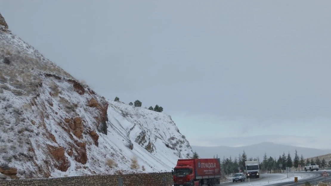 Malatya'nın Darende ilçesine mevsimin ilk karı düştü