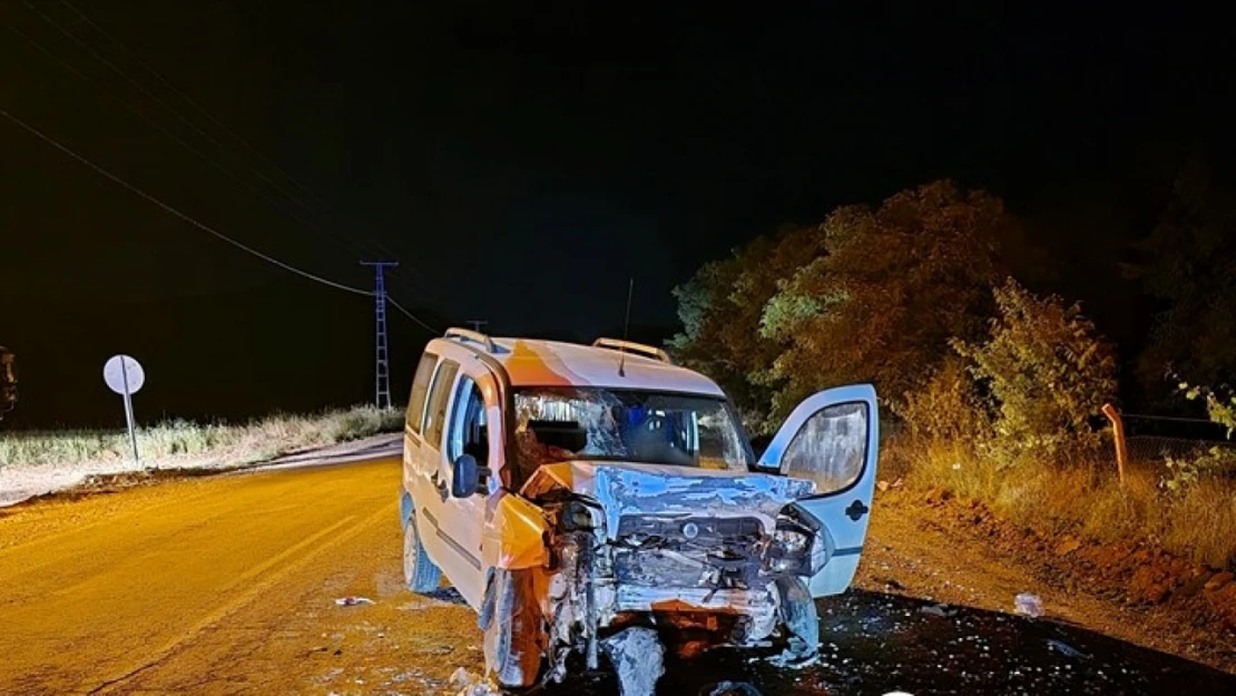 Malatya'nın Doğanşehir ilçesinde iki aracın çarpışması sonucu 3 kişi yaralandı.