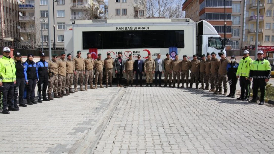 Malatya Polisi Kızılay'a kan bağışında bulundu