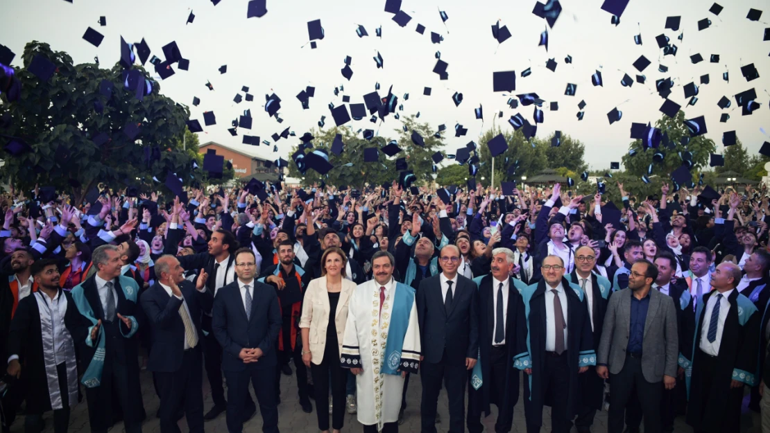 Malatya Turgut Özal Üniversitesi'nde Mezuniyet Heyecanı