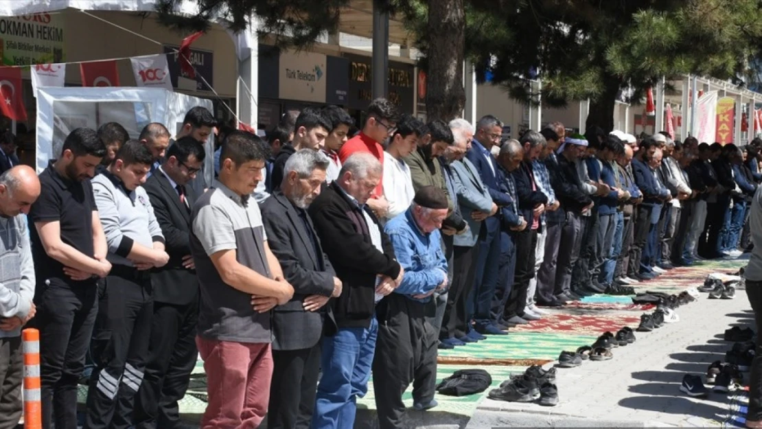 Malatya ve Kilis'te ramazanın son cuma namazı kılındı