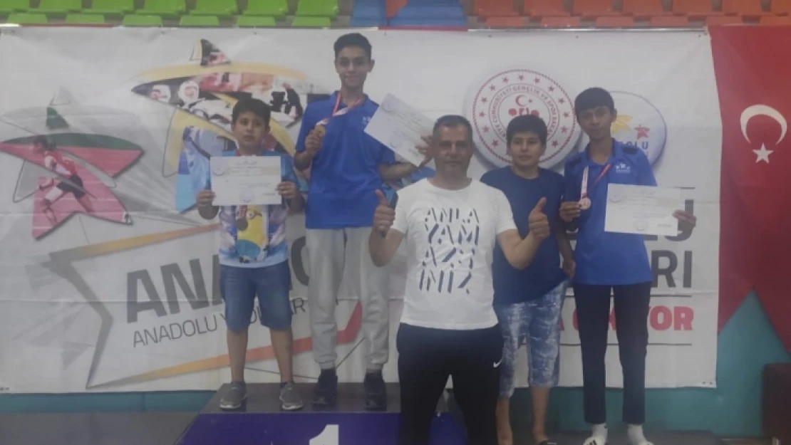 Malatyalı  Karateciler Elazığ  Analig Karate Yarı  Final Müsabakasında 3 Madalya İle Döndüler