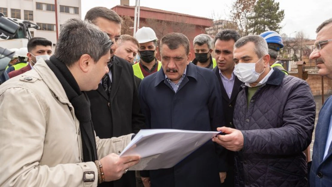 Meydanlar Her Kesim Ve Kesitten İnsanın Aynı Havayı Teneffüs Ettiği Alanlardır