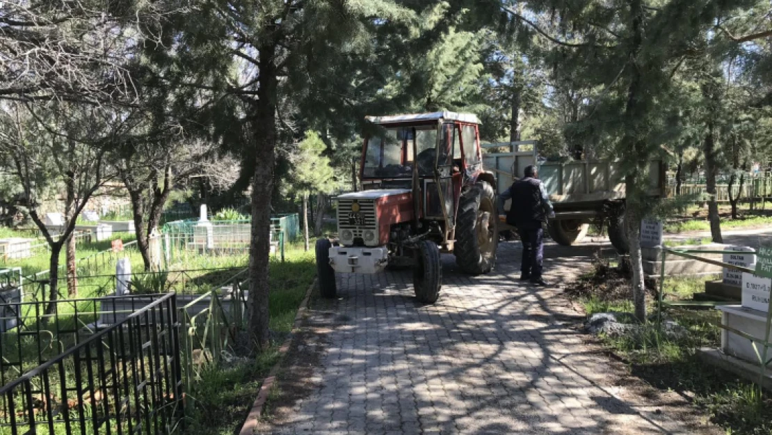 Mezarlıklarda Bayram Öncesi Bakım Çalışmalarına Başlandı