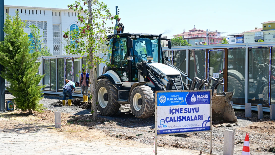 Millet Bahçesindeki Konteyner Çarşı İçin Büyükşehir Belediyesinden Bordür Ve Kilit Taşı Temini