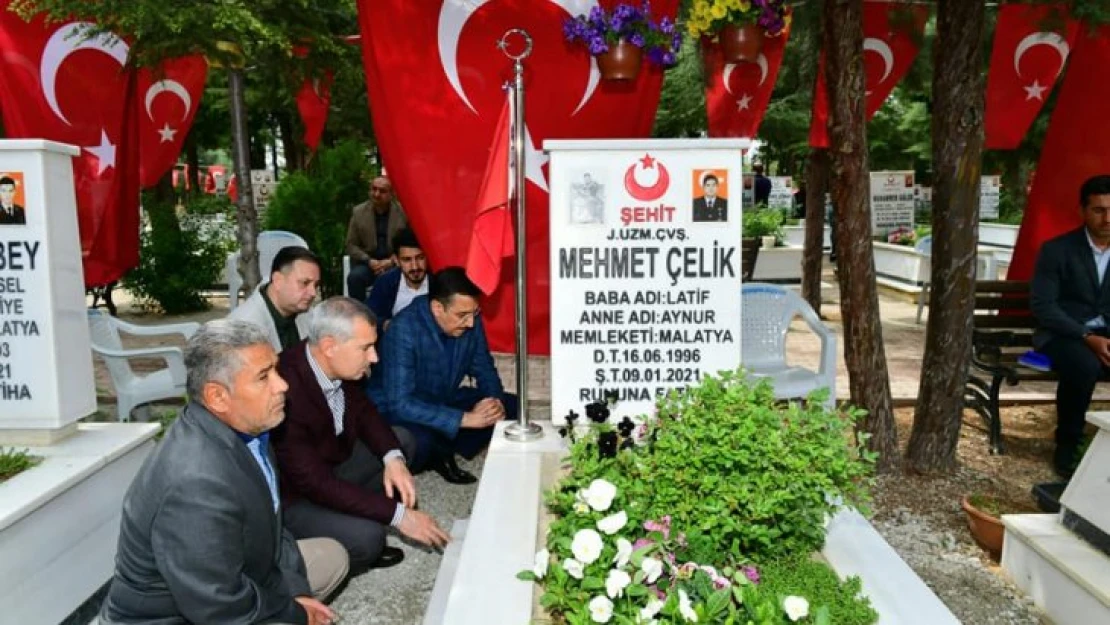 Milletvekili Tüfenkci İle Belediye Başkanı Çınar, Şehitliği Ziyaret Etti