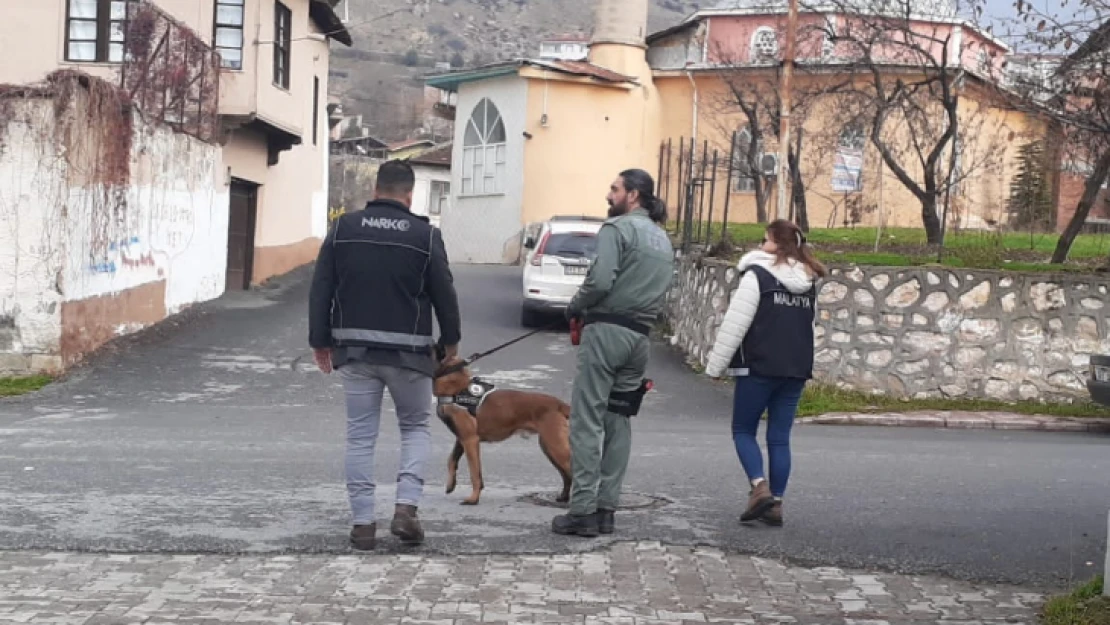 Narko ekipleri, okul çevrelerinde denetim gerçekleştirdi.