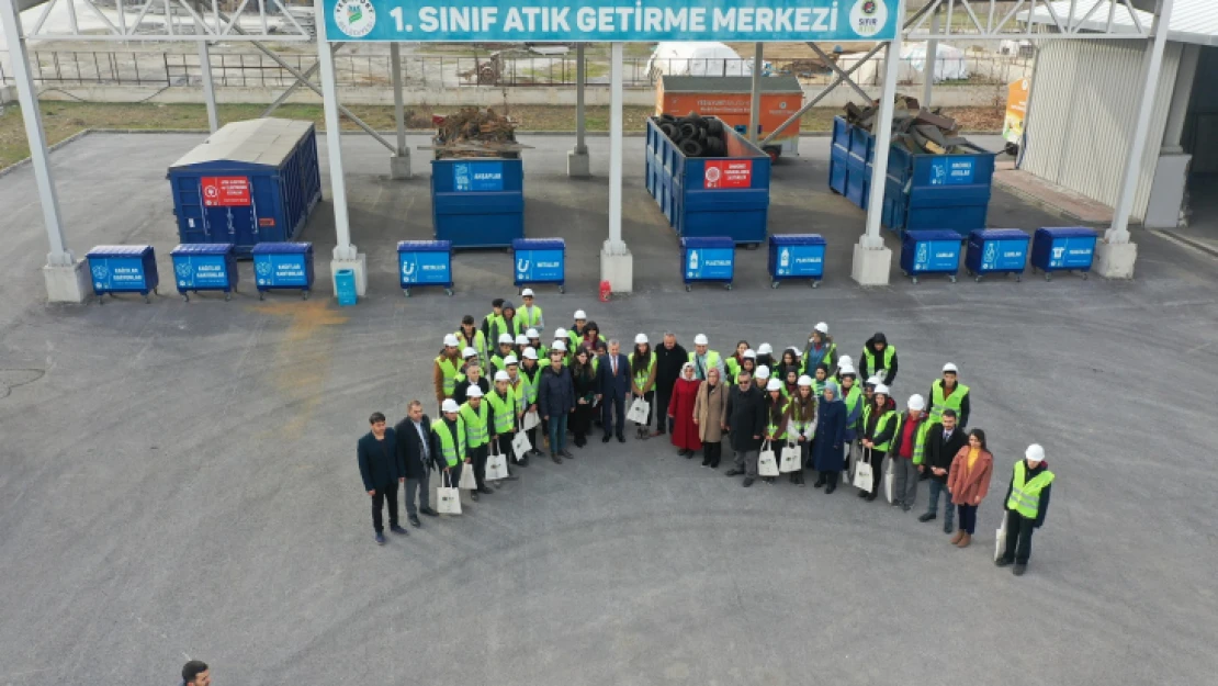 Öğrenciler Yeşilyurt Belediyesi Ambalaj Atığı Toplama Ayırma Tesisini İnceledi