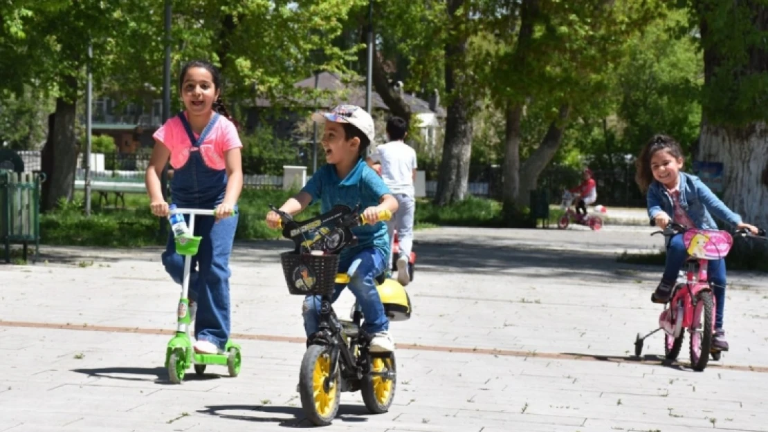 Oyuncakların Fiziksel Özellikleri ve Psikososyal Gelişime Uygunluğu Değerlendirilecek