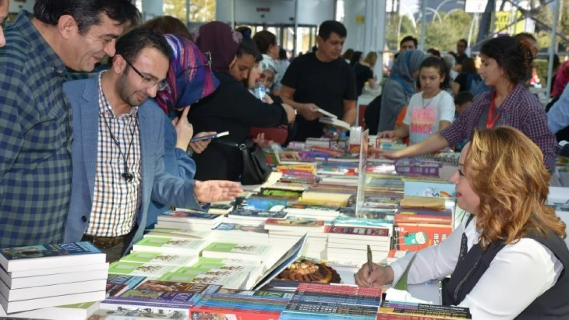 Rektör Karabulut, Ankara Kitap Fuarında İmza Gününe katıldı