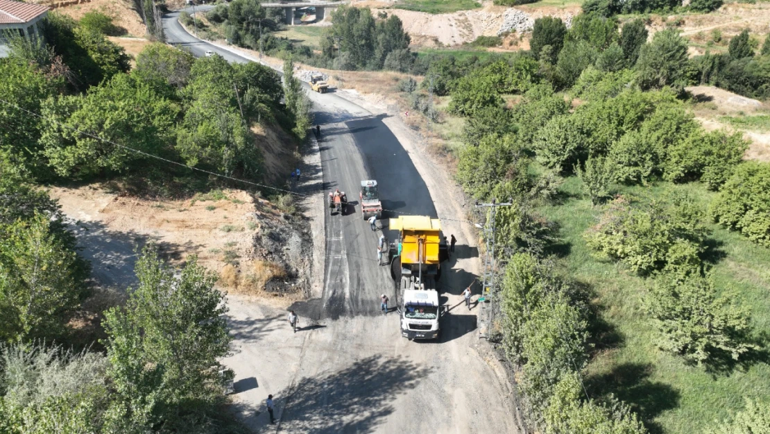 Şahnahan Mahallesi'ndeki Mevcut Yol Yenileniyor