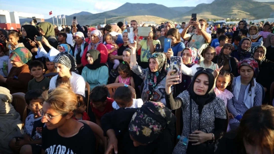 Sanatçı Yavuz Bingöl Malatya'da depremzedelere konser verdi