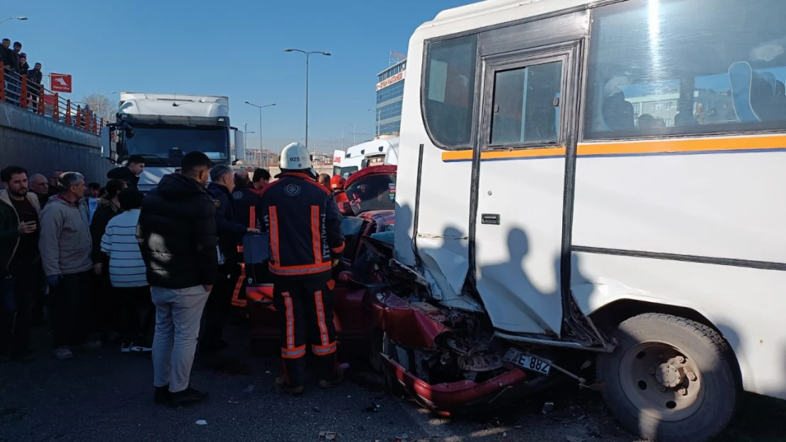 Sanayi kavşağı alt geçidinde kaza meydana geldi