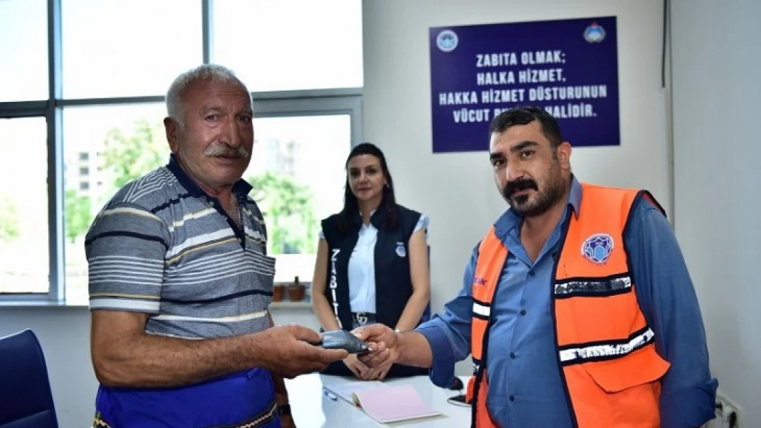 Temizlik Görevlisi Çelebi: 'Helali Zaten Kazanıyoruz, Harama Gerek Yok'