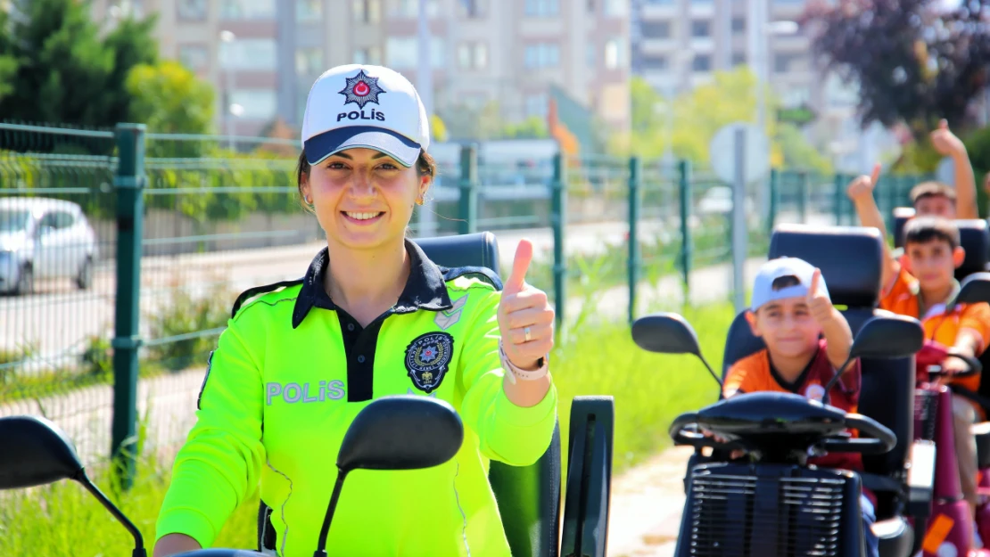 Trafik Kuralları çocuklara uygulamalı ve teorik olarak gerçekleştirildi.